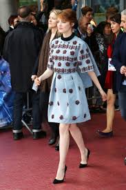 Emma stone, la joven actriz que interpretará a gwen stacy en el reinicio de spiderman. Emma Stone S Amazing Spider Man Style Emma Stone Style Emma Stone Red Carpet Fashion