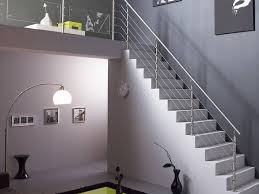 W tego typu aranżacjach dobrym wyborem będzie wykończenie pionowych powierzchni tynkiem dekoracyjnym, pozwalającym uzyskać efekt betonu na ścianie. Escalier Contemporain En Beton Cire Leroy Merlin Un Escalier Gris Tres Design Avec Un Garde Corps En Metal En 2019 Escalier Contemporain Deco Maison Et Maison