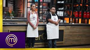 É uma folha de taioba, dentro tem um quibebe. Masterchef Mexico David Fue El Eliminado Del Viernes 19 De Febrero Video Terra Mexico