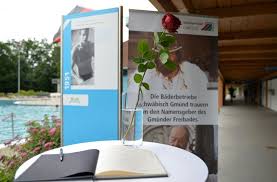Bud Spencer Bad In Schwabisch Gmund Flaggen Wehen Auf Halbmast Baden Wurttemberg Stuttgarter Nachrichten