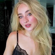 Sabrina Carpenter with no makeup 😍
