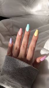 Los colores pasteles para quienes quieren llevar el año en una onda de tendencia delicada y romántica, también son un diseño de elección para el año. Unas Arcoiris Pastel Unas Kylie Jenner Perfect Nails Unas Decoradas Disenos De Unas Tr Unas Postizas De Gel Manicura De Unas Mejores Disenos De Unas