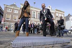 In zijn eerste jaar als prof werd bij hem voor de start van de tour down under in 2005 klierkoorts vastgesteld. Middelburg Onthult Gedenksteen Voor Wouter Weylandt Het Nieuwsblad Mobile