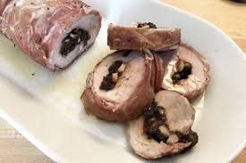 Filetto di maiale con speck. Filetto Di Maiale Farcito Con Prugne E Nocciole