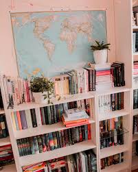 Bookshelf Photos Panosundaki Pin