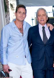 Corporate magician comedian and mentalist michael douglas is based in the portland area. Michael Douglas Shares Rare Family Snap Of His Son Cameron And Newest Grandchild Ryder T Douglas Aktuelle Boulevard Nachrichten Und Fotogalerien Zu Stars Sternchen