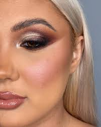 Smokey with an edge 💨🔪 @alyssaareevess ⁣ ⁣ P R O D U C T S @renskincare  daily AHA tonic @fentyskin hydra visor moisturizer @tartecosmetics face  tape foundation @tartecosmetics shape tape concealer @