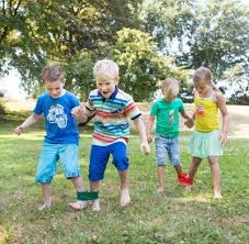 Un niño en una guardería jugando con plastilina el juego sensorial fomenta habilidades fundamentales que son cruciales para el desarrollo . 19 Juegos Para Fiestas Infantiles Actividades Muy Divertidas