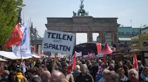 Sat may 01 2021 at 02:00 pm neu! Live Blog Zum 1 Mai In Berlin Autos Brennen In Friedrichshain Und In Wedding B Z Berlin