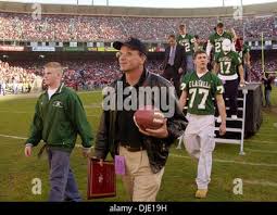 Jan 05, 2003; San Francisco, CA, USA; Former De La Salle football player  and New Yor Giants wide reciever, Amani Toomer talks with De La Salle head  coach Bob Ladouceur (M) and