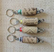 Bouchon De Vin Porte Cle Avec Des Perles De Murano Etsy Wine Cork Keychain Wooden Bead Necklaces