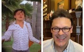 Pedro Fernández en el rodaje “La niña de la mochila azul” vs actualmente