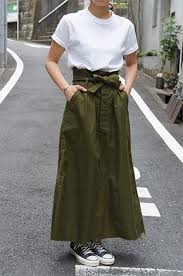 デンマーク軍のカバーオールを ハイウェストのかわいいスカートにリメイクしました ヘリンボーンの丈夫でしっかりした生地感と ウエストに巻く同生地のリボンが特徴です ミリタリーのカッコ良さもありながら ロング丈で女性 ファッション かわいいスカート