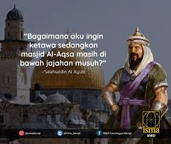 Ayah beliau bernama najmuddin ayyub dan pamannya asaduddin syirkuh hijrah (migrasi) meninggalkan kampung halamannya dekat danau fan dan pindah ke daerah tikrit (iran). 4 Mac Dunia Islam Kehilangan Panglima Terhebat Isma