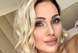 Gigi d'alessio e denise esposito gigi d'alessio è stato visto camminare mano nella mano con una ragazza che, secondo indiscrezioni, altri non sarebbe che la nuova fidanzata del cantante, denise. Gigi D Alessio Ha Una Nuova Fiamma Chi E La Bella E Giovane Denise Solonotizie24