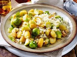 Rosenkohl Gnocchi Pfanne Rezept Lecker Rezept In 2020 Rezepte Beliebte Rezepte Gnocchi Pfanne