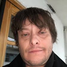 Alcanzó la fama en Terminator II con 14 años, pero inició un romance  polémico con su tutora, cayó en las adicciones y lo perdió todo: el  tormento de Edward Furlong