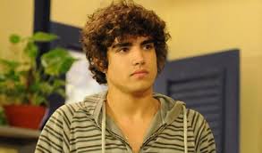 Para a felicidade das fãs de malhação, caio posa sem camisa e com toda pinta de galã, na verdade ele pode! Bruno Da Celular De Presente A Angelina E Descobre Encontro Dela Com Gustavo