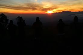 Selama matahari masih terbit dari timur dan masih dihuni manusia selama itupula psht tetap jaya. Berita Foto Indahnya Matahari Terbit Di Puncak B29 Lumajang