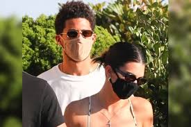 Kendall jenner shared a series of intimate snaps alongside boyfriend devin booker credit: Kendall Jenner Devin Booker Celebrated Valentine S Day Posting A Pic On Instagram Fadeaway World