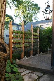 Hier ist eine idee dargestellt, die asymmetrisch ist und zusammen mit den. Ob Als Zaun Oder Nur Deko Tolle Idee Http Archzine De Gartengestaltung Kreative Gartenzaun Id Sichtschutz Garten Vertikaler Garten Diy Krautergarten Design