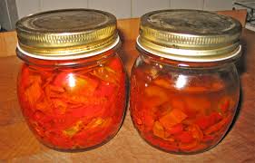 Dopo aver lavato ed asciugato i peperoncini li ho tagliati e cosparsi con sale fino, il sale deve essere abbondante, ho lasciato riposare un'oretta. Peperoncini Sott Olio Cucinare Facile