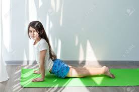 Weitere ideen zu fitnessübungsplan, fitness workouts, fitness und übungen. Kleine Madchen Das Gymnastik Auf Einer Grunen Matte Fur Yoga Kinder Fitness Yoga Fur Kinder Macht Fitnessubungen Und Stretching In Einem Hellen Raum Maulkorb Nach Oben Lizenzfreie Fotos Bilder Und Stock Fotografie