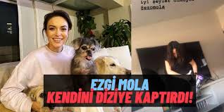 Ezgi mola ve enis arıkan'ın sosyal medya hesaplarından paylaştığı fotoğraf olay yarattı. Ezgi Mola Nin Icine Safiye Kacti Mustafa Aksakalli Sevgilisi Ezgi Mola Nin Temizlik Takintisini Paylasti