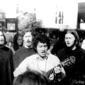 Castillo retorna a quilapayún en 1992, en reemplazo de ricardo venegas, por lo que se hace cargo del bajo eléctrico. Quilapayun Music Videos Stats And Photos Last Fm