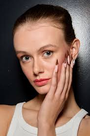 Uñas que ya NO están en tendencia Primavera-Verano 2025