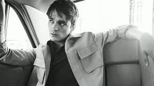 His parents divorced early on, and delon had a stormy childhood, being frequently expelled from school. Eidhseis Me 8ema Alen Ntelon Gios