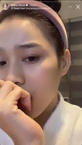 Hoa hậu Đỗ Thị Hà vô tình tự tạo vết thương, để lộ biểu cảm hoang mang