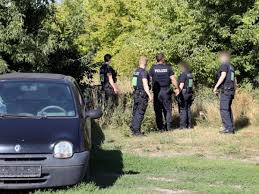 Die eingangstür wurde aufgehebelt und der innenbereich. Tater Auf Der Flucht Fahndung Nach Entfuhrer In Erfurt Mann Niedergestochen Shz De