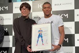 Au Japon Mbappe Honore En Mode Olive Et Tom