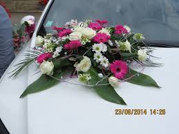 Flower.fr met à votre disposition le talent de ses fleuristes et décorateurs spécialisés dans la réalisation de décors de mariage. Decoration Fleur Voiture Idee Deco Mariage Fleurs Mariage Deco Mariage