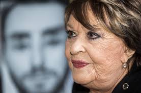 Studovala damu a poté začínala v pražském divadle abc (s j. Herecka Jirina Bohdalova Skoncila V Nemocnici Idnes Cz