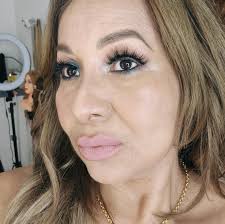 Hacer un falso crecimiento👩🏻 es ideal cuando realizas decoloraciones  👩🏻‍🦳 globales. 🌎 Da una apariencia mucho más natural cuando empieza a  crecer el cabello y queda perfecto con los tonos 🎨 para