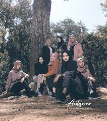 Memilih rona dinding yang cenderung kepada seorang lelaki iaitu hitam, biru dan putih, haswadi berjaya mengangkat tema maskulin seperti yang diimpikan selama ini. Foto Buku Tahunan Tema Vintage Gayarambut99