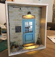 handgemachte franzosisch kaffee schaufenster diorama inklusive zubehor in fotos zu sehen ein diorama queen exklusiv detaillier shadow box wichtelturen diorama