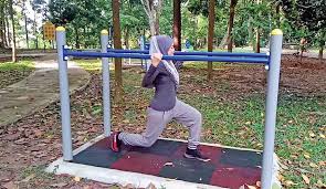 Bola harus berukuran kecil dengan warna kuning atau hijau. Senaman Riadah