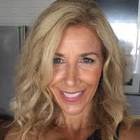 Leslie Fox's Instagram, Twitter & Facebook