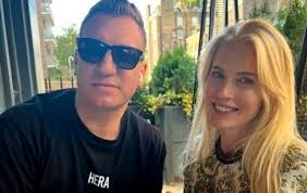 La novia de Maxi López mostró cómo avanza su embarazo con fotos súper  íntimas