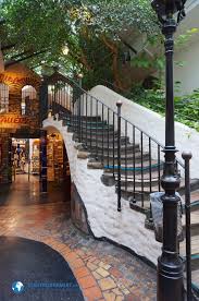 Das museum hundertwasser befindet sich im kunst haus wien, das 1991 von friedensreich hundertwasser, einem der wichtigsten österreichischen künstler des 20. Hundertwasser Und Seine Hauser In Wien Bunt Und Schrag