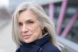 Il shatush grigio è la nuova tendenza e le riviste di moda ne hanno parlato tantissimo e con passione. Come Valorizzare I Capelli Bianchi E Prendersene Cura