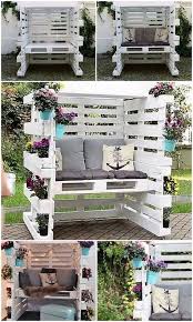 Wood Pallet Enclosed Seating Area With Comfy Cushions Diy Terrasse Diy Pflanzer Und Paletten Garten
