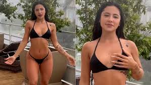 Cenapop · Nathalia Valente mostra banho de chuva e fãs percebem piercing  íntimo: “Só eu vi?”