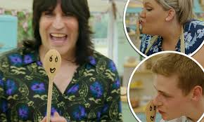 4 soup is eaten ___ a spoon. Great British Bake Off Noel Fielding Divides Fans On Spoon Kissing Daily Mail Online
