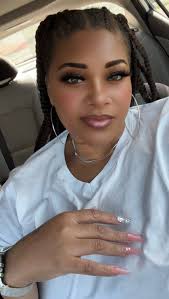 🗣️When I'm out and about, I sometimes encounter strangers who come up to  me and say, 'You're very pretty, I've seen you