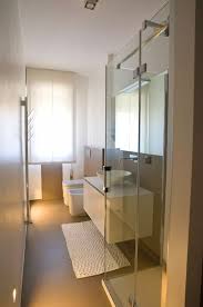 50 Idee Moderne Per Ristrutturare Un Bagno Stretto E Lungo Arredamento Bagno Arredamento Piccolo Bagno Bagno Stretto