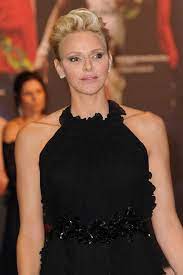 La Princesse Charlene De Monaco Canon Dans Une Robe Longue Qui Denude Ses Epaules Et Son Cou Charlene De Monaco Robe Longue Monaco